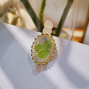 Vintage Handmade Resin Hair Clip Real Clover Green Flower Specimen With Gold Foil Hollow Lace Frame Duckbill Side Clip Jewelry