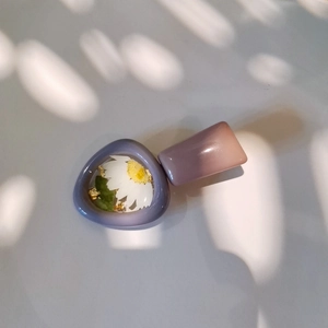 Fermaglio per capelli in resina fatto a mano con margherita essiccata e foglia d'oro viola