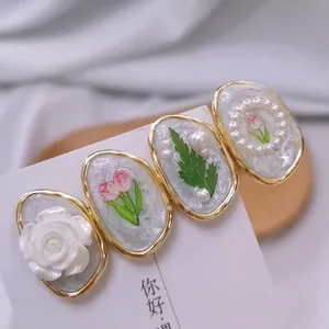 Barrette à cheveux en résine avec tulipe peinte, rose blanche et perles dorées
