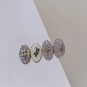 Barrette à cheveux vintage avec de vraies fleurs séchées et accents dorés en résine