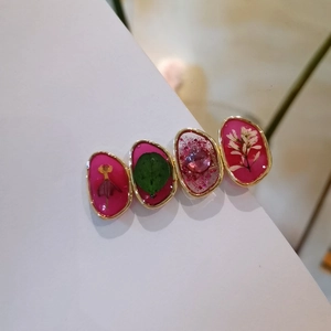 Barrette en résine rose avec fleurs séchées et monture dorée de style artisanal naturel