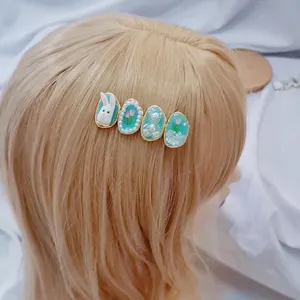 Barrette à cheveux tulipe avec base vert menthe et décoration de perles et d'oursons
