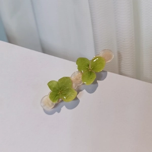 Handmade forest style green hydrangea dried flower hair clip with resin pearl base