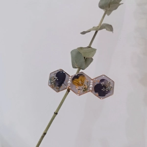 Floral resin hair clip with dried flowers and pearls on a rose gold hexagonal frame