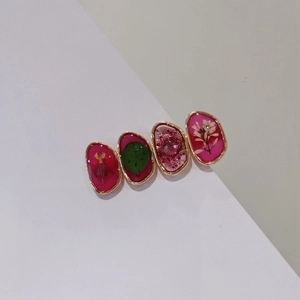Détail de la barrette en résine rose fuchsia avec fleurs séchées et alliage doré
