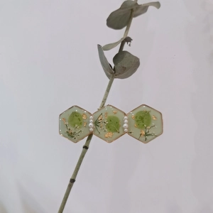 Nature-inspired resin hair clip with real dried flowers, gold foil, and pearls