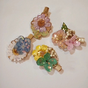 Detailed set of 4 handmade resin hair clips with dried flowers and gold leaf accents