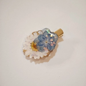 Handmade Chinese style floral hair clip with daisy and blue hydrangea on golden base