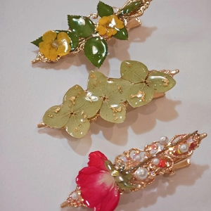 Handmade resin hair clips set with dried flowers, rose petals and pearls on gold metal base