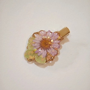 Handmade Chinese style hair clip with purple dried flower in resin on gold base