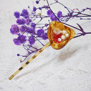 Pince à cheveux élégante en résine ambrée avec fleurs séchées et perles sur métal