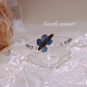 Handmade resin flower beaded bracelet with blue floral charm and gold leaf accents