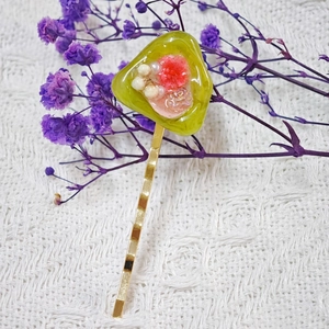 Pince à cheveux en résine verte avec fleurs séchées et perles sur barrette dorée