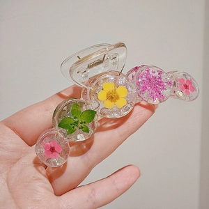 Pinza per capelli fatta a mano con veri fiori secchi e paillettes in argento lucido