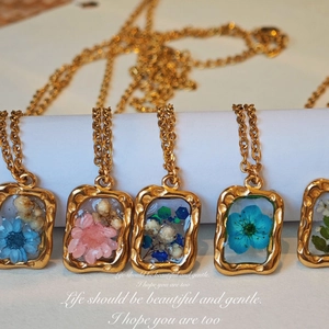 Collana con Ciondolo a Forma di Margherita in Acciaio al Titanio con Fiori Secchi Oro Resina Botanica Girocollo per Donna