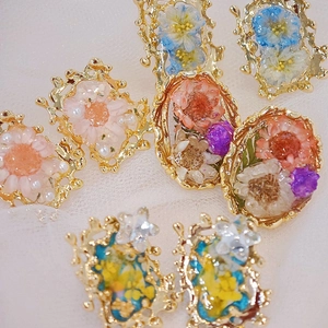 Orecchini a Bottone con Fiori Secchi Fatti a Mano in Lega di Resina con Fiori Veri Perla Artificiale Strass Oro Barocco