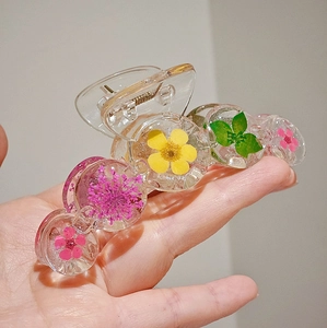 Pinza per capelli fatta a mano in resina con fiori secchi colorati per donne