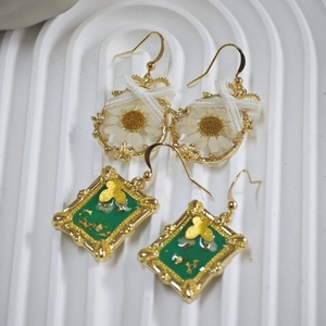 Vintage floral drop earrings with chamomile dried flowers and lace bows in gold frames