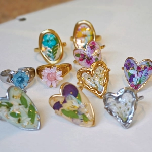 Preserved flower stainless steel open rings with heart and oval floral resin designs