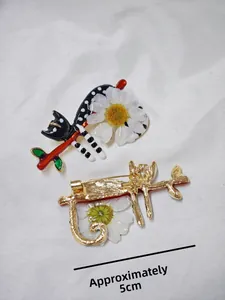 Vue avant et arrière de la broche chat camomille avec épingle dorée, environ 5cm