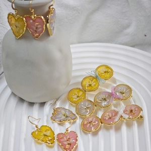 Parure de bijoux en résine faite main avec boucles d'oreilles cœur et pinces à cheveux