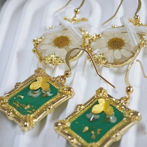 Daisy flower earrings set with mesh bow and emerald green vintage frame details