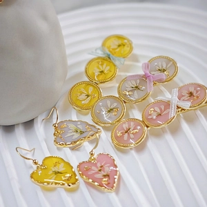 Boucles d'Oreilles Cœur en Résine Fleurs Séchées Fait Main et Pince à Cheveux Nœud Floral pour Femme Bijoux