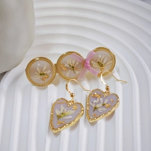 Parure bijoux en résine faite main avec fleurs séchées et feuilles d'or boucles et barrette
