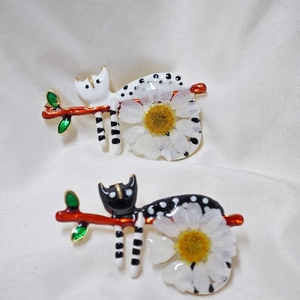Broche Chat Marguerite Faite à Main en Alliage Égouttage d'Huile Épingle de Revers Animal Dessin Animé pour Costume Chemise Femme Bijoux