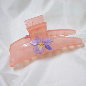 Elegant peach resin shark hair claw clip featuring a real purple dried flower for women