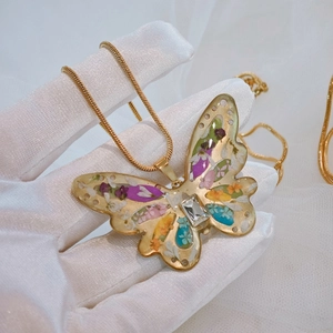 Collier avec pendentif papillon en fleurs séchées colorées et chaîne dorée élégante