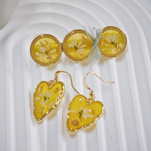 Ensemble bijoux en résine jaune avec de vraies fleurs séchées et un nœud papillon