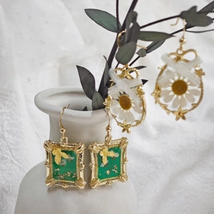French Vintage Dried Flower Drop Earrings Alloy Resin Chamomile Lace Bow Gold Photo Frame Botanical Earring Jewelry For Women Gift