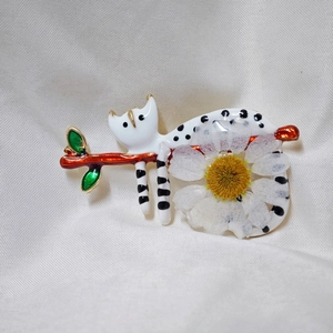 Broche chat faite main avec marguerite blanche sur fond de soie élégante