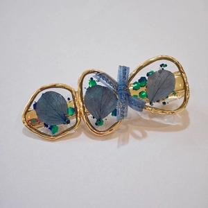 Barrette en résine transparente avec fleurs séchées bleues, paillettes et nœud denim