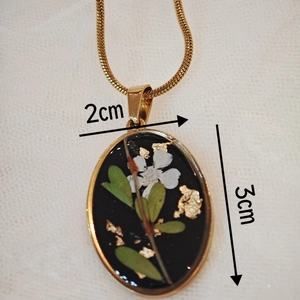 Collier style vintage avec pendentif papillon coloré et spécimen de plante naturelle
