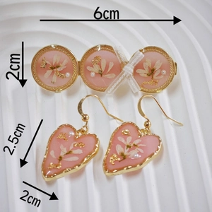 Ensemble barrette et boucles d'oreilles en résine rose avec fleurs séchées
