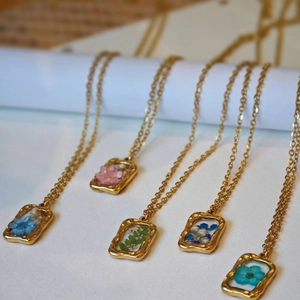 Collane vintage in acciaio inossidabile con veri fiori di margherita in resina lucida