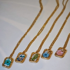 Set di 5 collane in acciaio inossidabile dorato con ciondoli rettangolari in resina e fiori