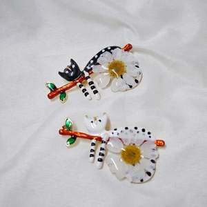 Broche chat faite main avec marguerites blanches sur branche pour costumes et chemises