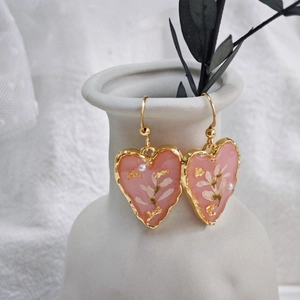 Exquises boucles d'oreilles cœur en résine rose, fleurs séchées et accents de feuilles d'or