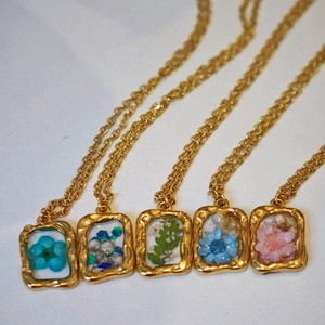 Set di cinque collane in resina a margherita retrò con fiori secchi in acciaio inossidabile