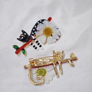 Broche chat faite main avec marguerite blanche sur tissu, vues de face et de l'arrière