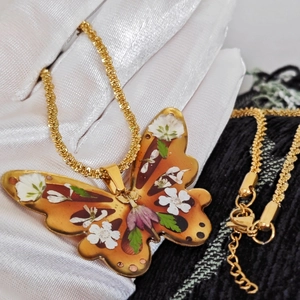 Collier pendentif papillon fait main avec fleurs séchées et chaîne dorée ajustable