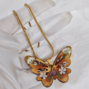 Collier artisanal papillon surdimensionné avec de vraies fleurs séchées en résine