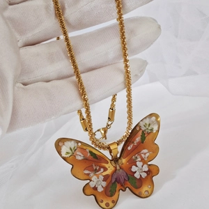 Collier papillon fait main avec fleurs séchées dans une résine orange et chaîne dorée