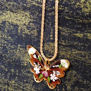 Collier papillon en résine avec de vraies fleurs séchées et une chaîne en métal doré