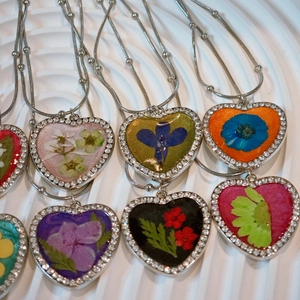 Sparkling heart necklace with dried flowers and rhinestones in silver stainless steel