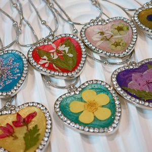 Sparkling heart pendant necklaces with real dried flowers and rhinestones in various colors