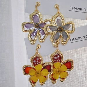 Vintage handmade crystal resin dried flower earrings in gold petal frames